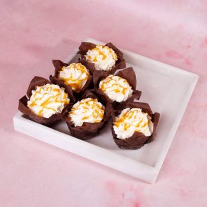 Babeczki mango​ ze słonym karmelem i kremem śmietankowym 6 szt.