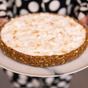 Wegańska tarta karmelowo-bananowa z orzechami i kremem kokosowym