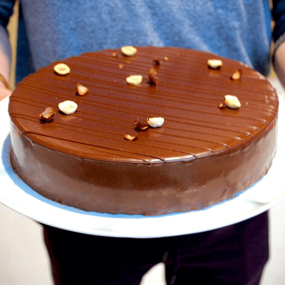 Wegański tort czekoladowy z malinami - obrazek 10