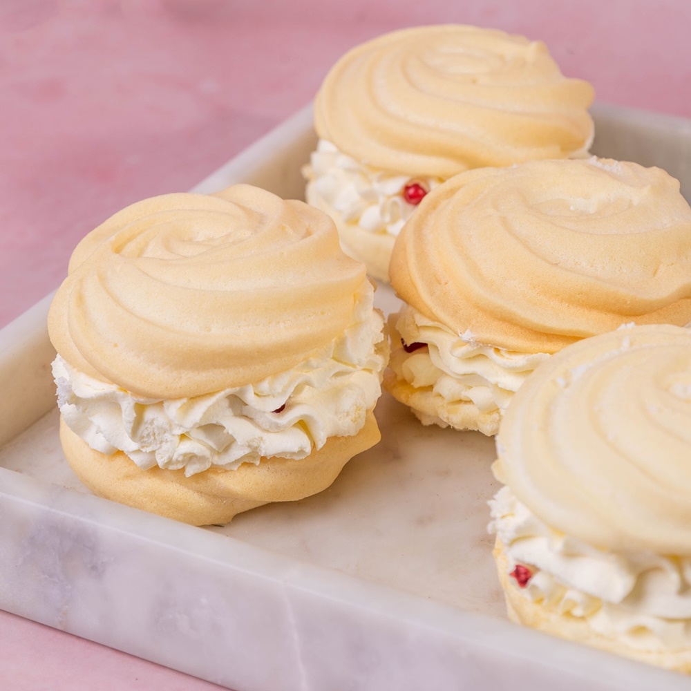 Bezy z kremem śmietankowym i owocami 6 szt.