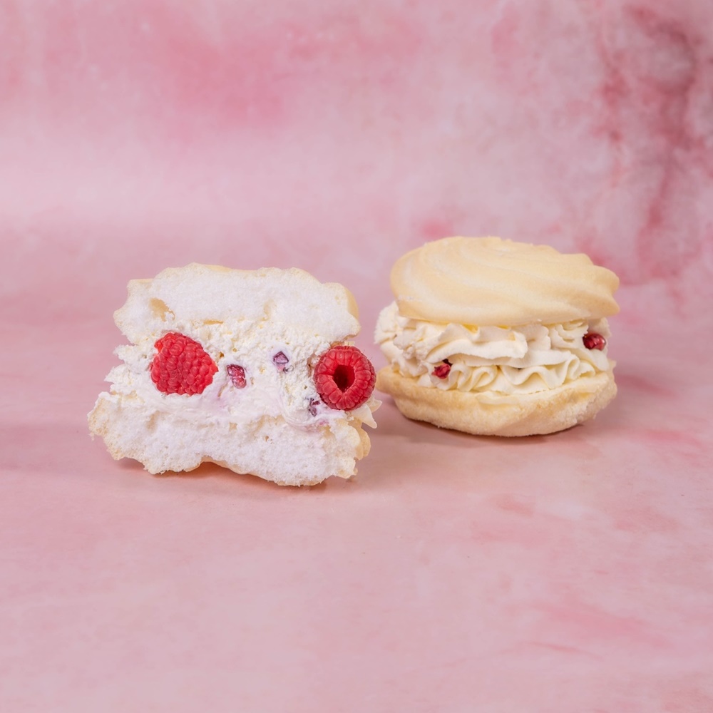 Bezy z kremem śmietankowym i owocami 6 szt. - obrazek 3