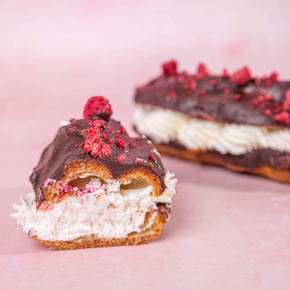 Eklery z kremem śmietanowym i musem malinowym, oblane czekoladą – 6 szt. - obrazek 2