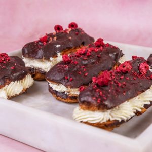 Eklery z kremem śmietanowym i musem malinowym, oblane czekoladą – 6 szt.