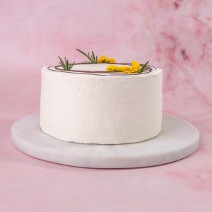 Tort bananowy z bezą i porzeczką