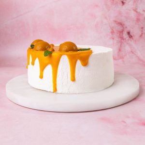 Tort mango z bezą, karmelem i owocami