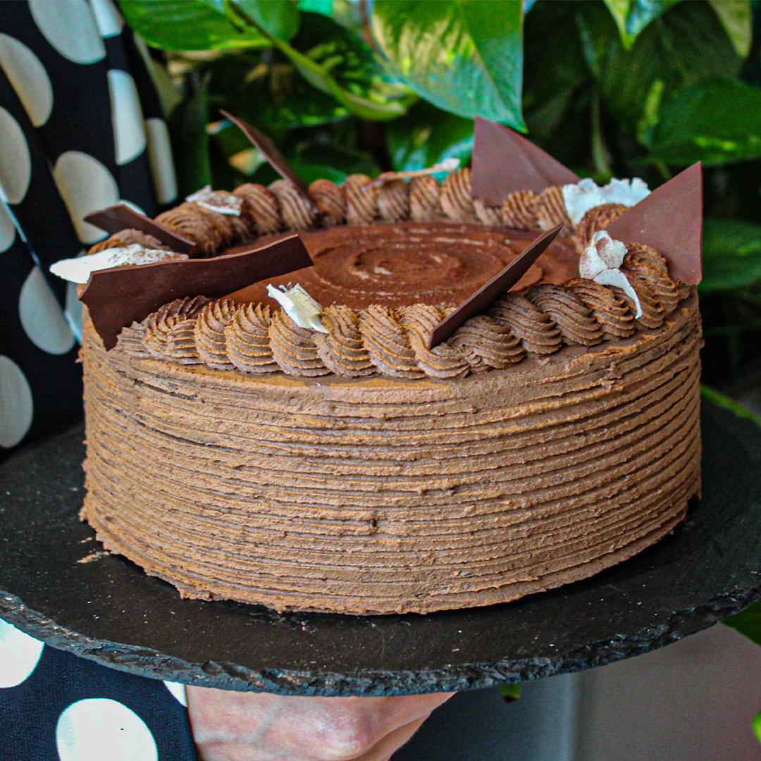 Wegański tort czekoladowy z malinami - obrazek 6