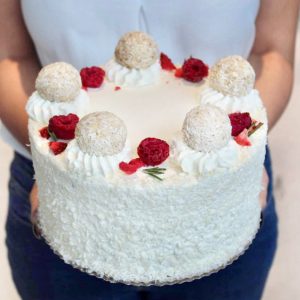Keto tort rafaello z truskawką