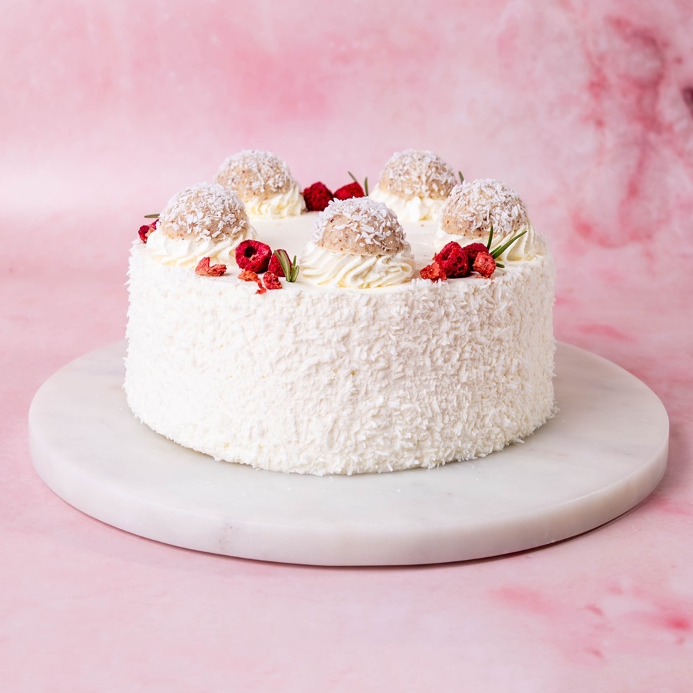 Keto tort rafaello z truskawką