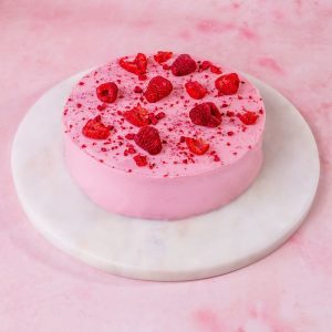 Świąteczny sernik malinowy z białą czekoladą