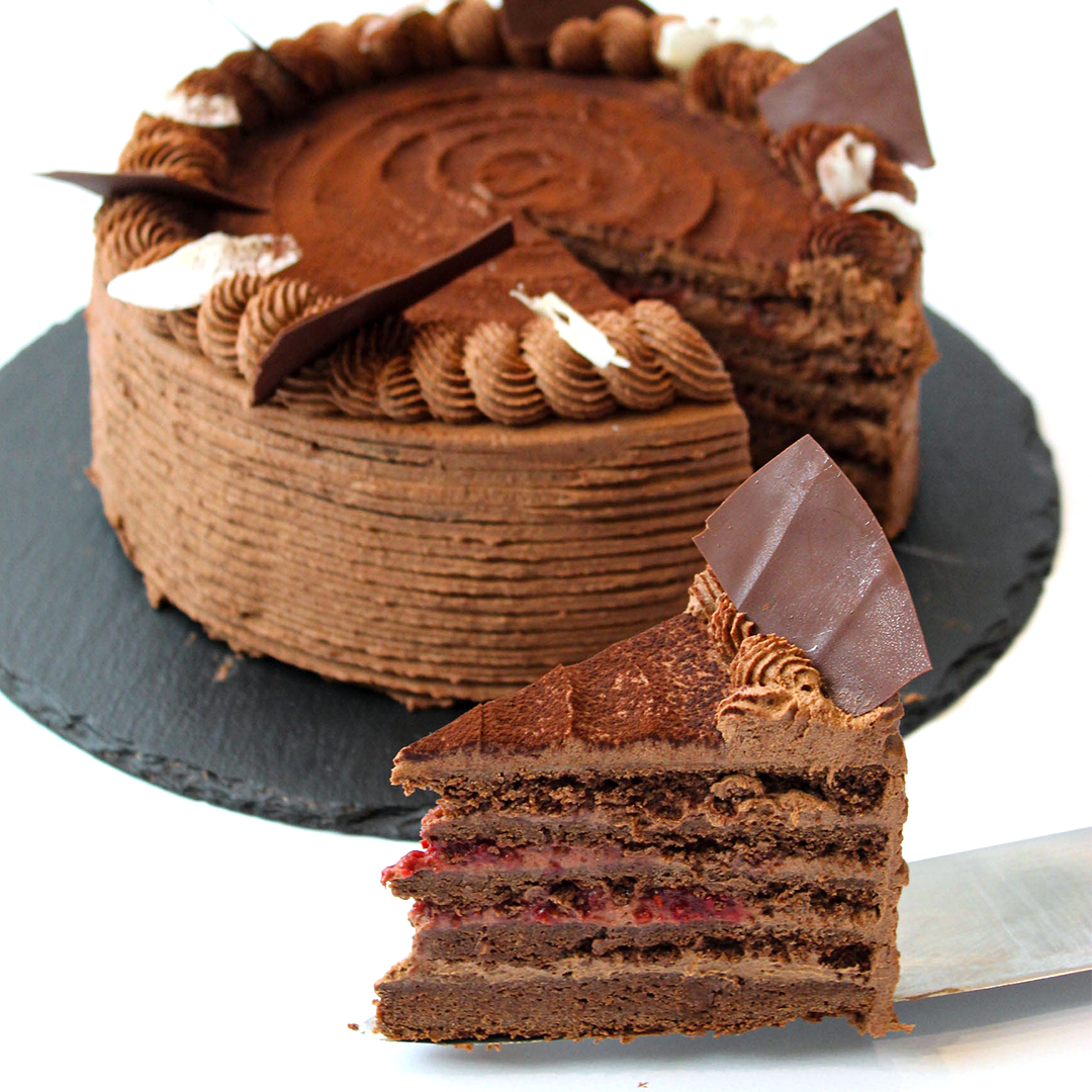 Wegański tort czekoladowy z malinami - obrazek 4