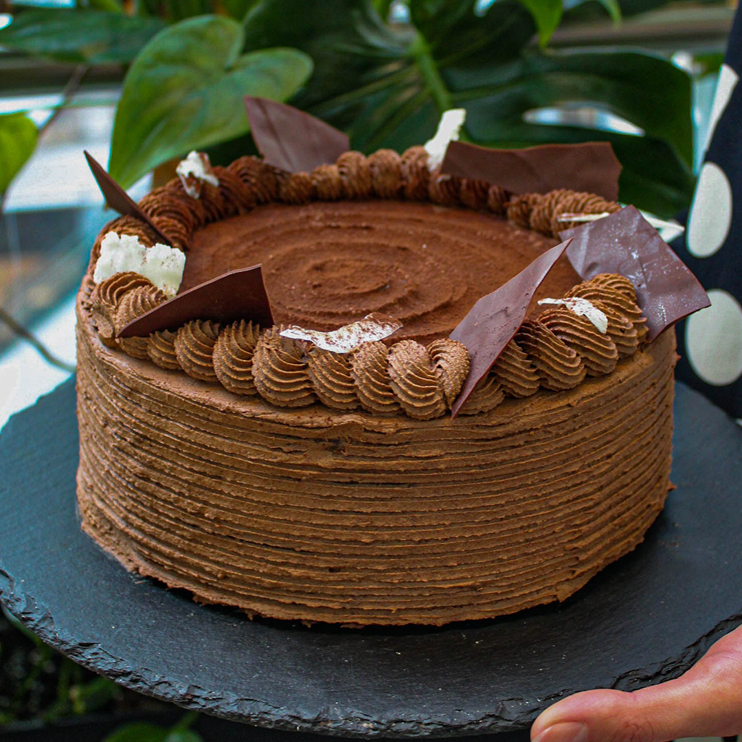 Wegański tort czekoladowy z malinami - obrazek 2