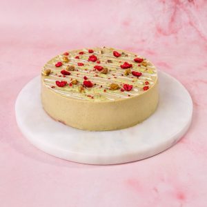 Wegańskie ciasto pistacjowe z musem malinowym