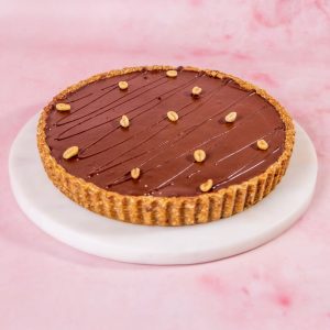 Wegańska tarta a’la snickers z masą fistaszkową i kremem orzechowo-daktylowym
