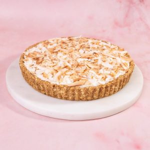 Wegańska tarta karmelowo-bananowa z orzechami i kremem kokosowym