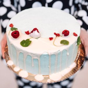Wegański tort pistacjowy z wiśnią