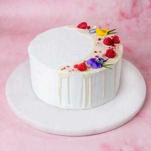 Wegański tort pistacjowy z wiśnią