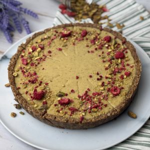 Wegańska tarta pistacjowa z maliną