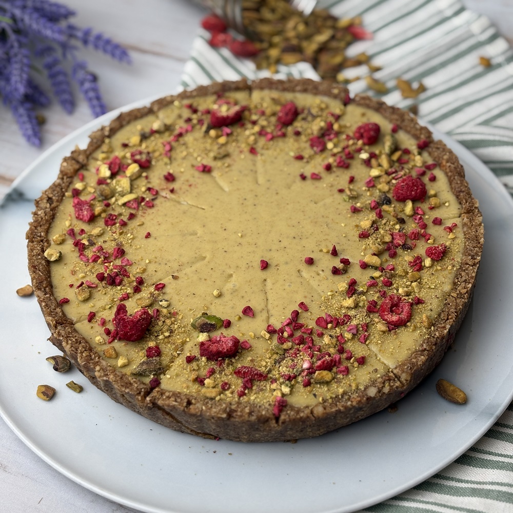 Wegańska tarta pistacjowa z maliną